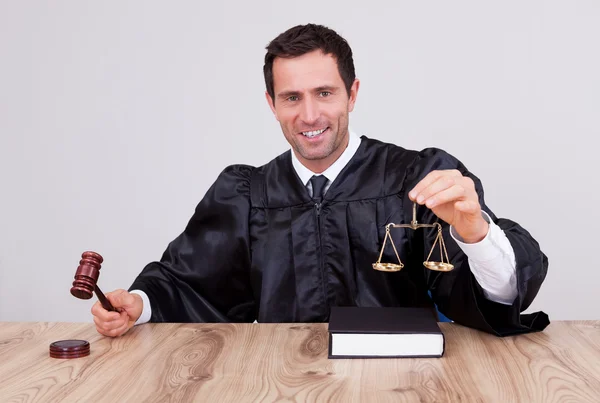 Чоловічий суддя тримає шкалу — стокове фото