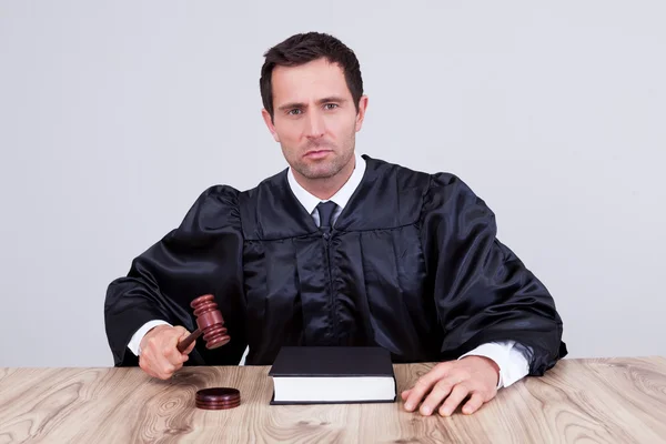 Mannelijke rechter in een rechtszaal — Stockfoto