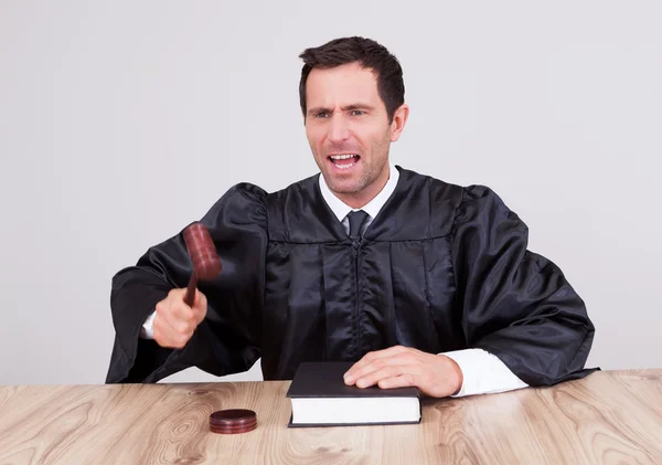 Mannelijke rechter in een rechtszaal — Stockfoto