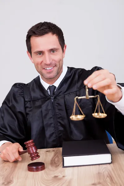Mężczyzna sędzia gospodarstwa skali — Zdjęcie stockowe