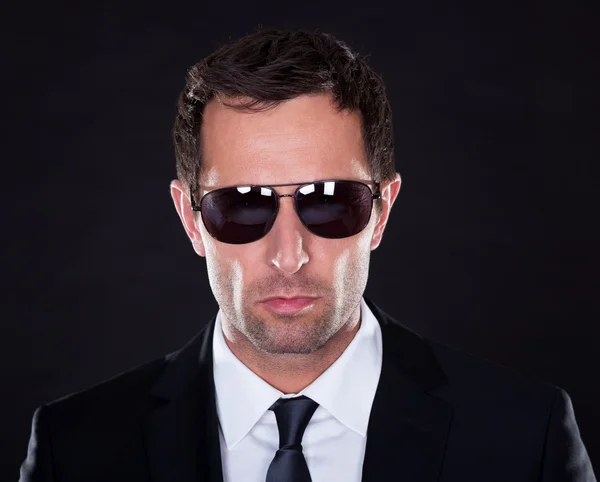 Портрет молодого чоловіка з сонцезахисними окулярами — стокове фото