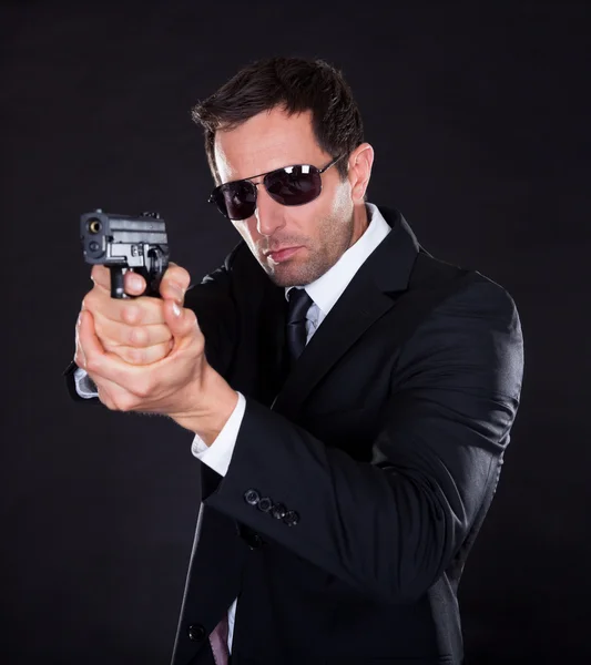 Portrait Of Young Man With Gun — Stock Photo, Image