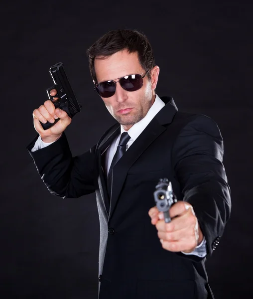 Портрет молодого человека с пистолетом — стоковое фото