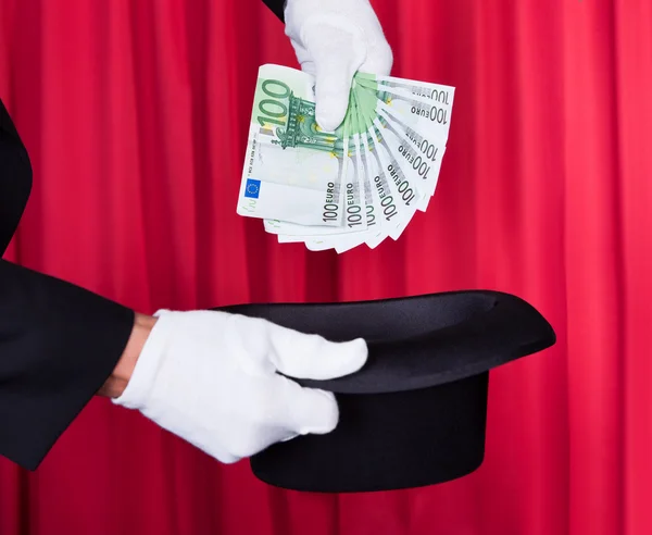 Фокусник держит банкноту 100 евро — стоковое фото