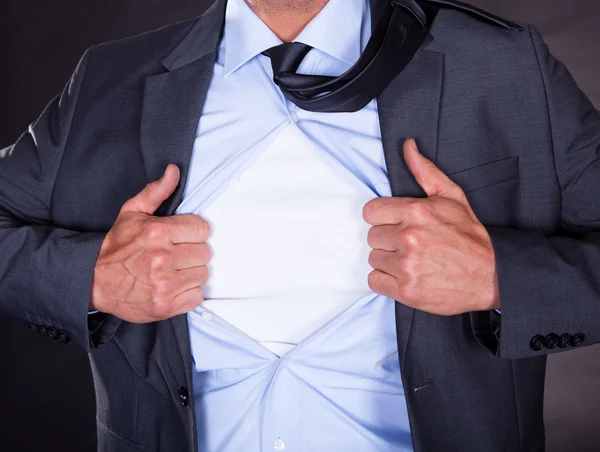 Superhéroe arrancándose la camisa — Foto de Stock