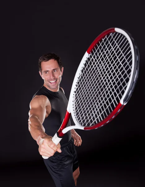 Giovane uomo che tiene racchetta da tennis — Foto Stock