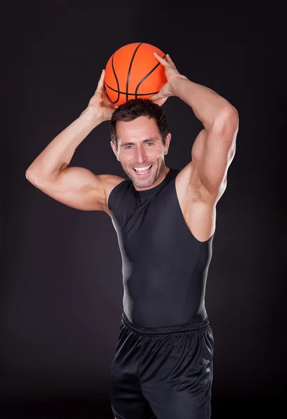 Joven lanzando baloncesto — Foto de Stock