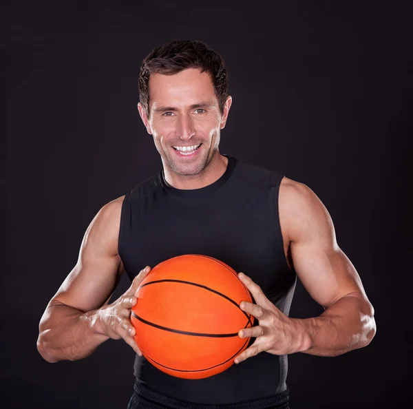 Jovem segurando basquete — Fotografia de Stock