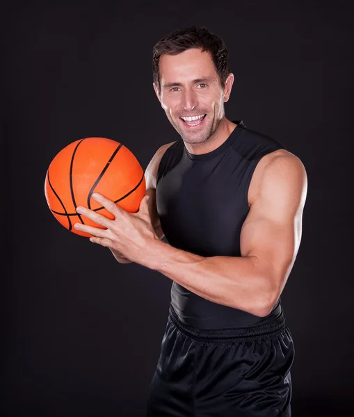 Молодий чоловік тримає баскетбол — стокове фото