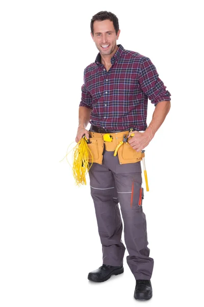 Elektrikář muž držící kabel a nástrojů — Stock fotografie