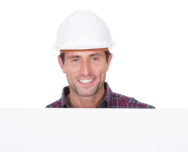 Hombre usando casco duro celebración de la placa — Foto de Stock