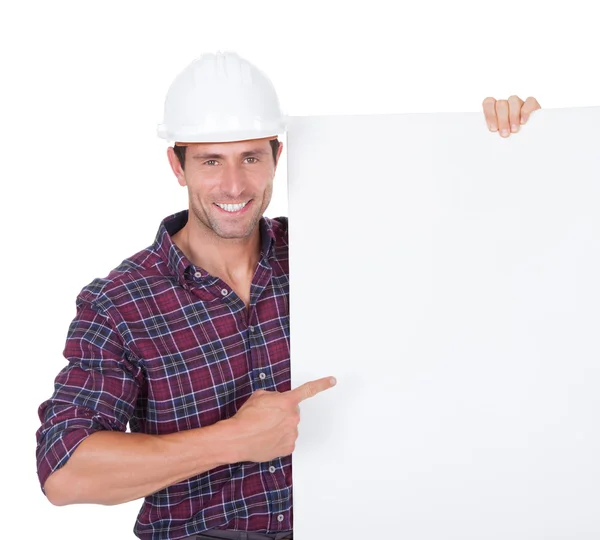 Hombre usando casco duro celebración de la placa — Foto de Stock