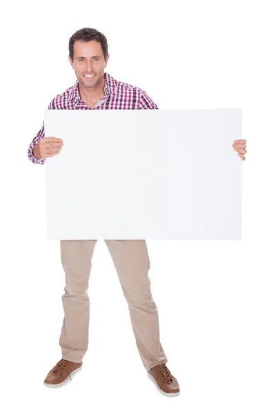 Retrato de un joven sosteniendo la placa — Foto de Stock