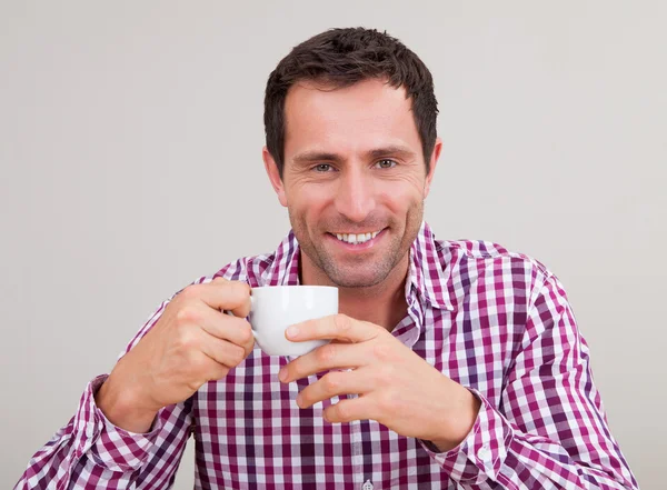 Portret van jonge man drinken hebben ontbijt — Stockfoto