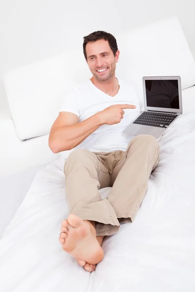 Porträt eines jungen Mannes mit Laptop — Stockfoto