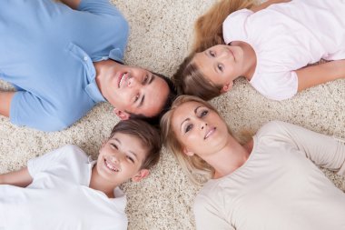 mutlu bir aile birlikte seyir Close-Up