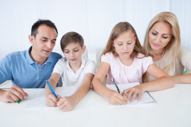 Ebeveynler çocuklarının ödevlerine yardım