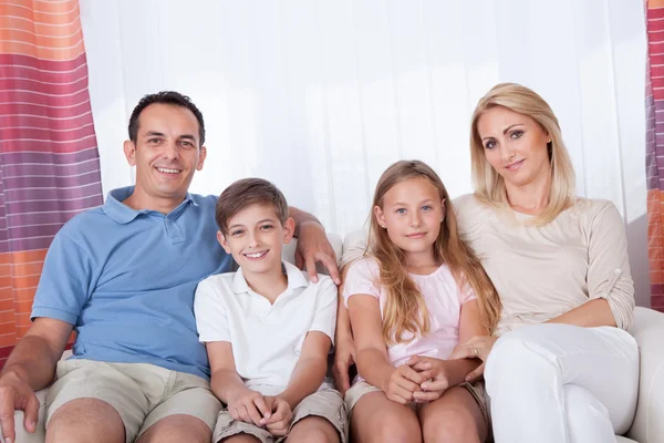 Une famille heureuse avec deux enfants — Photo