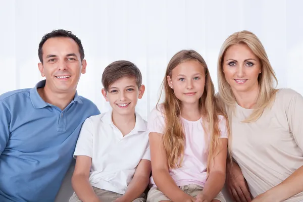 Una familia feliz con dos hijos — Foto de Stock