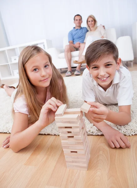 Enfants jouant avec des blocs de bois — Photo