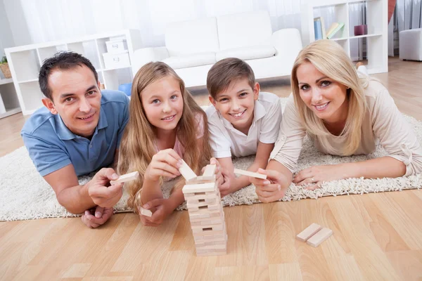 Счастливая семья, играющая с вуденными блоками — стоковое фото