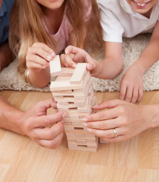 Szczęśliwą rodziną bawić się klockami drewnianymi — Zdjęcie stockowe