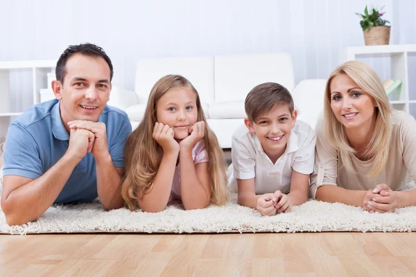 Retrato de feliz acostado en la alfombra — Foto de Stock