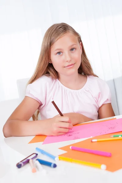 Retrato de menina desenho com marcadores coloridos — Fotografia de Stock
