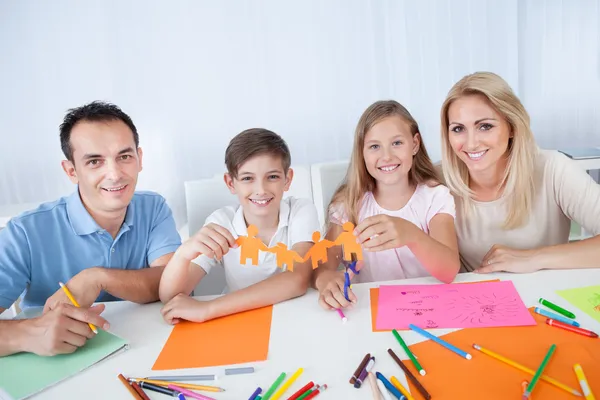 Familia sosteniendo papel en la mano — Foto de Stock