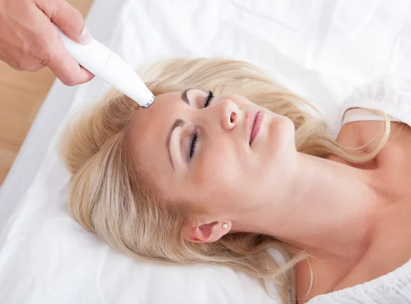 Jonge vrouw tijdens cosmetische behandeling — Stockfoto