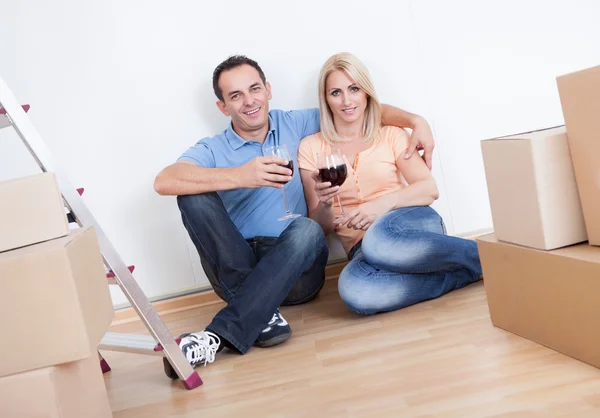 Couple assis entre des boîtes en carton — Photo