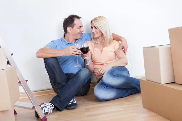 Couple Sitting Between Cardboard Boxes — Stock Photo, Image