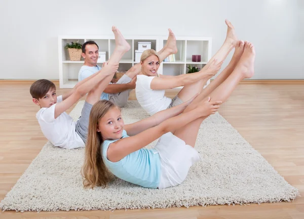 Familie macht Dehnübungen — Stockfoto