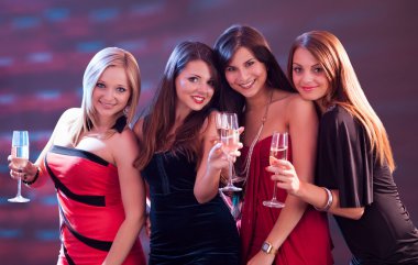 Şampanya ile toasting şık kadınlar