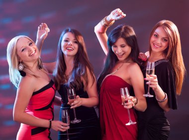 Şampanya ile toasting şık kadınlar