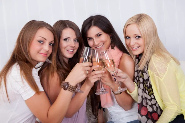 Meninas brindar com champanhe — Fotografia de Stock