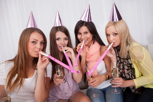 Quatro mulheres atraentes comemorando — Fotografia de Stock