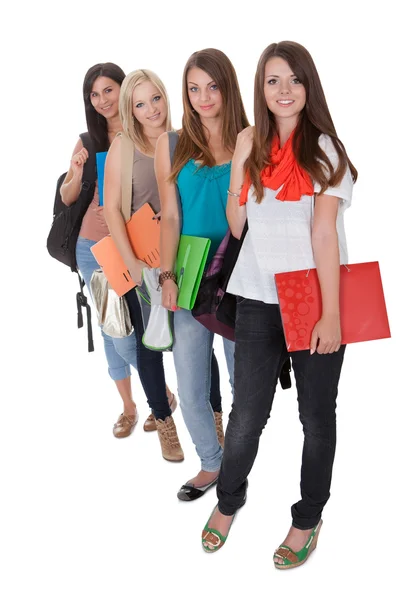 Vier vrouwelijke studenten in een rij — Stockfoto