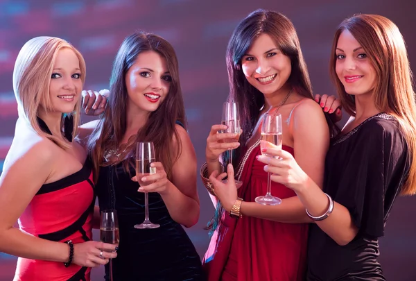 Şampanya ile toasting şık kadınlar