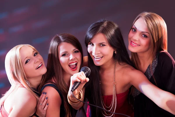 Τέσσερα όμορφα κορίτσια τραγουδώντας καραόκε — Φωτογραφία Αρχείου