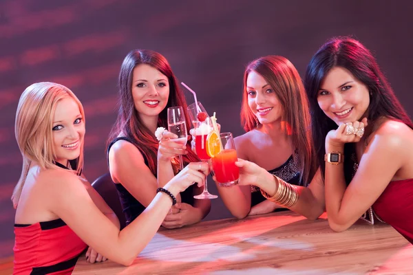 Друзья-женщины наслаждаются коктейлем — стоковое фото