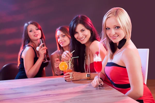 Amigos do sexo feminino desfrutando uma noite fora — Fotografia de Stock