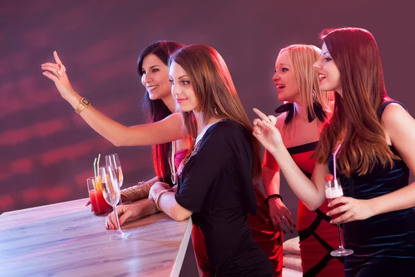 Meninas bonitas encomendar bebidas no bar — Fotografia de Stock