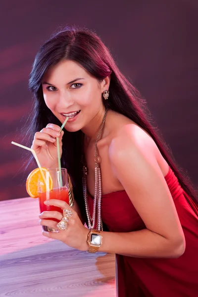 Donna affascinante che tiene un cocktail — Foto Stock