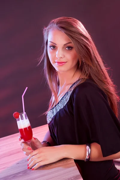 Glamouröse Frau hält einen Cocktail in der Hand — Stockfoto