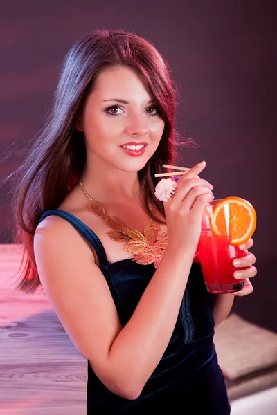 Glamouröse Frau hält einen Cocktail in der Hand — Stockfoto