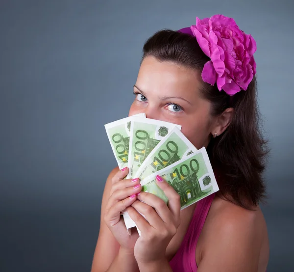 Reiche Frau mit 100-Euro-Scheinen — Stockfoto