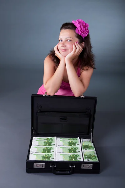 Mujer con maletín lleno de euros —  Fotos de Stock