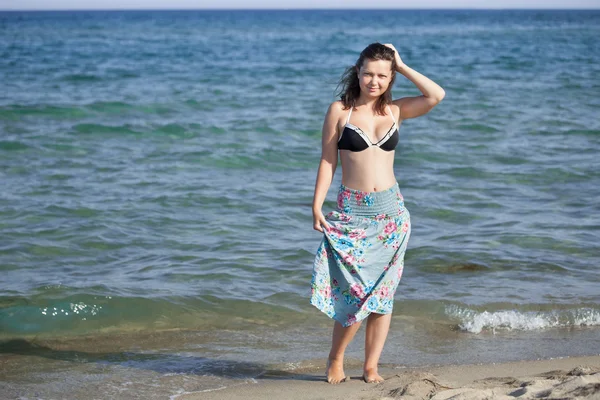 Bela jovem mulher na praia — Fotografia de Stock