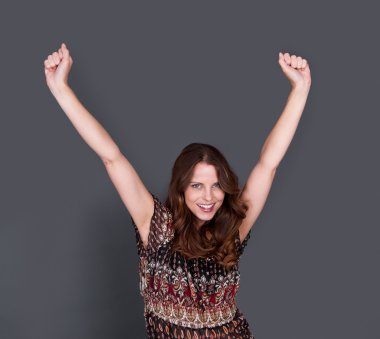 seksi genç bayan şık elbise gösteren poz